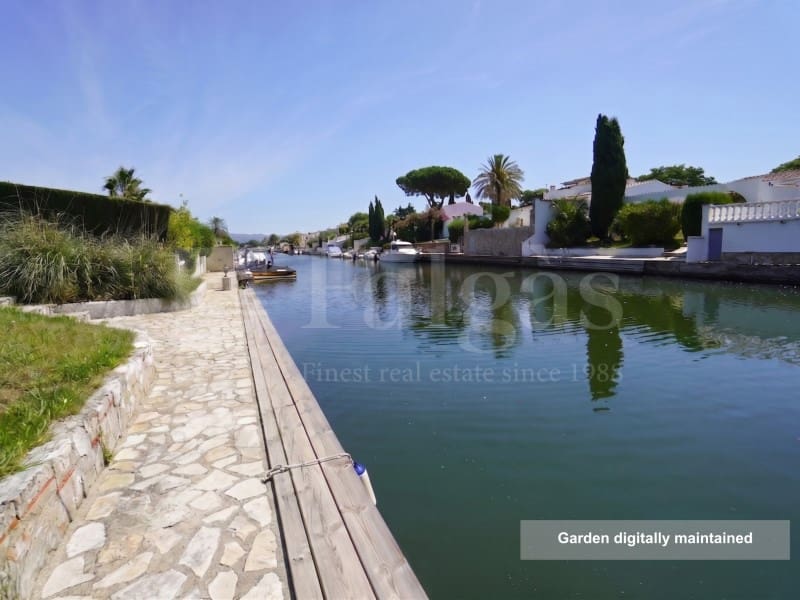 3 bedroom Villa for sale in Empuriabrava with garage - € 860,000 (Ref: 9915811)