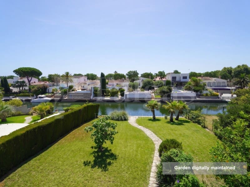 3 bedroom Villa for sale in Empuriabrava with garage - € 860,000 (Ref: 9915811)