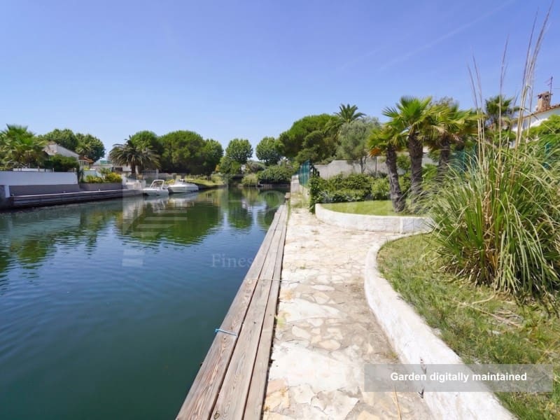 3 bedroom Villa for sale in Empuriabrava with garage - € 860,000 (Ref: 9915811)