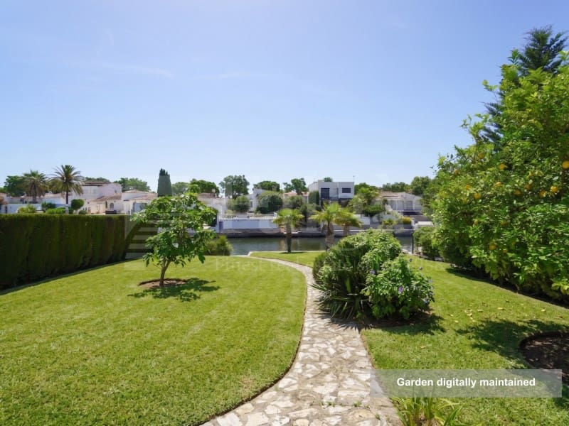 3 bedroom Villa for sale in Empuriabrava with garage - € 860,000 (Ref: 9915811)