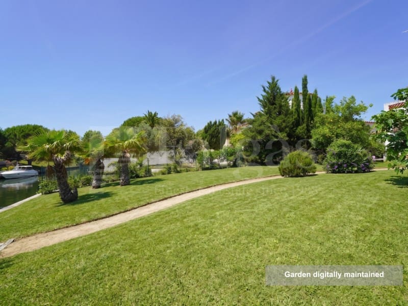 3 bedroom Villa for sale in Empuriabrava with garage - € 860,000 (Ref: 9915811)