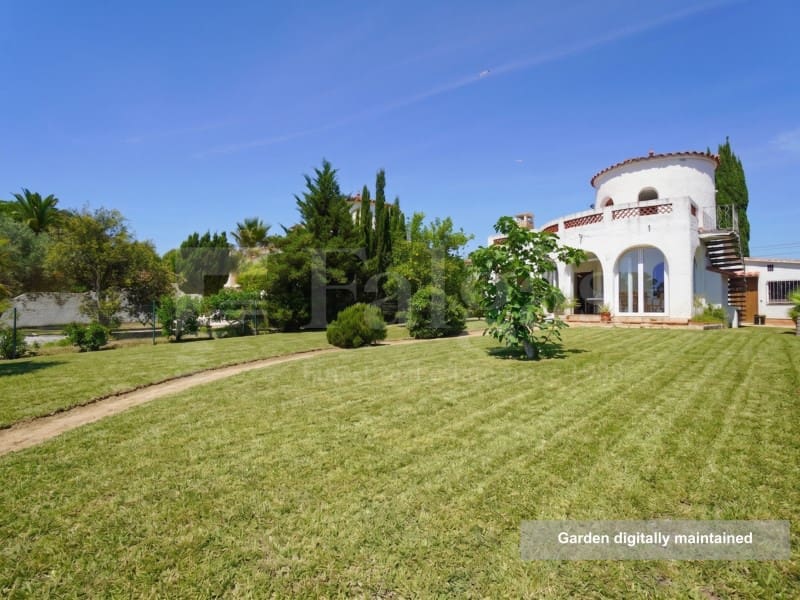 3 bedroom Villa for sale in Empuriabrava with garage - € 860,000 (Ref: 9915811)
