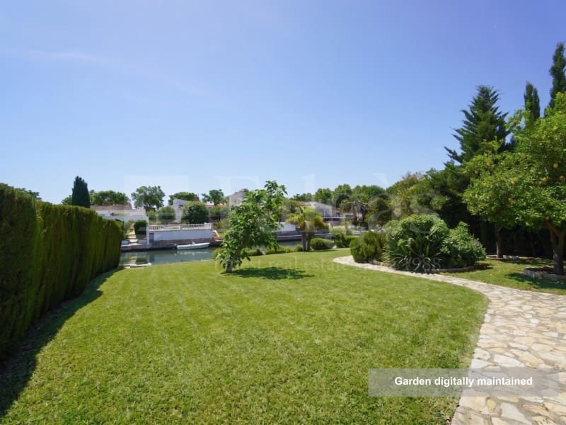 3 bedroom Villa for sale in Empuriabrava with garage - € 860,000 (Ref: 9915811)