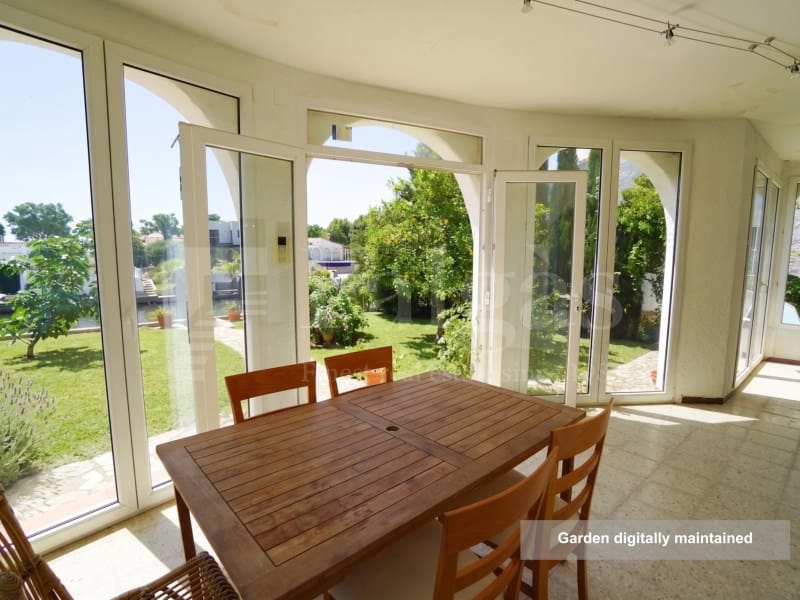 3 bedroom Villa for sale in Empuriabrava with garage - € 860,000 (Ref: 9915811)