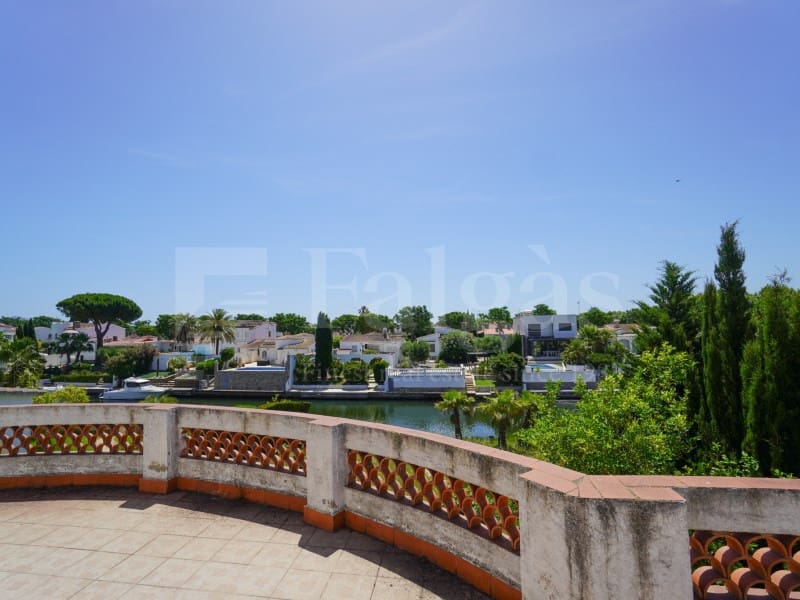 3 bedroom Villa for sale in Empuriabrava with garage - € 860,000 (Ref: 9915811)