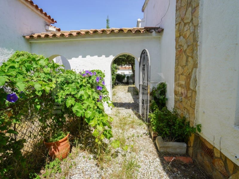 3 bedroom Villa for sale in Empuriabrava with garage - € 860,000 (Ref: 9915811)