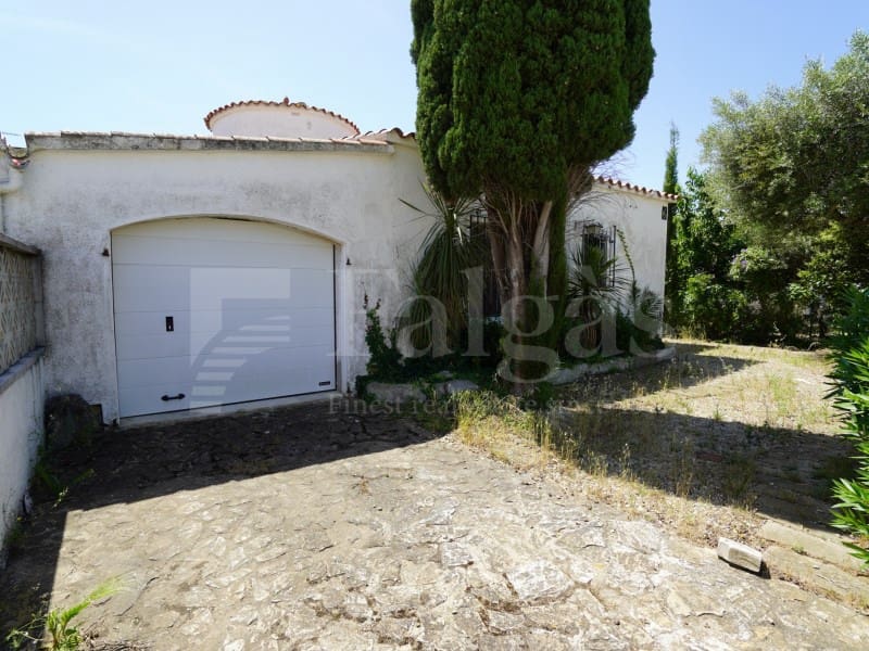 3 bedroom Villa for sale in Empuriabrava with garage - € 860,000 (Ref: 9915811)