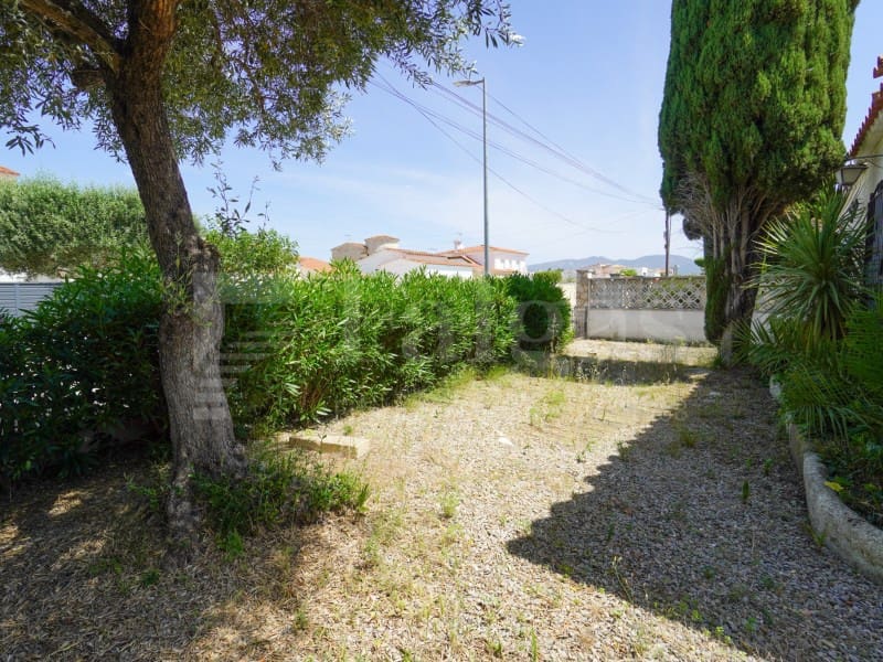 3 bedroom Villa for sale in Empuriabrava with garage - € 860,000 (Ref: 9915811)