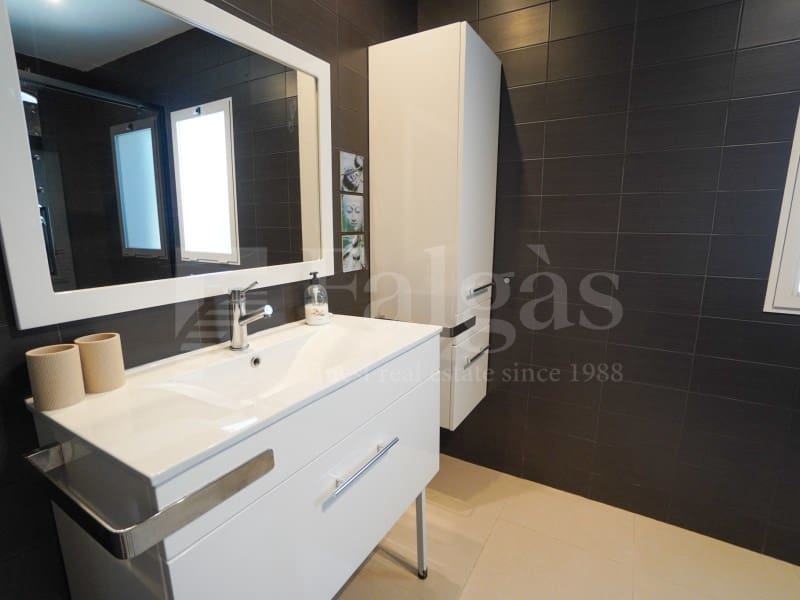 7 bedroom Villa for sale in Empuriabrava with garage - € 1,450,000 (Ref: 9929036)