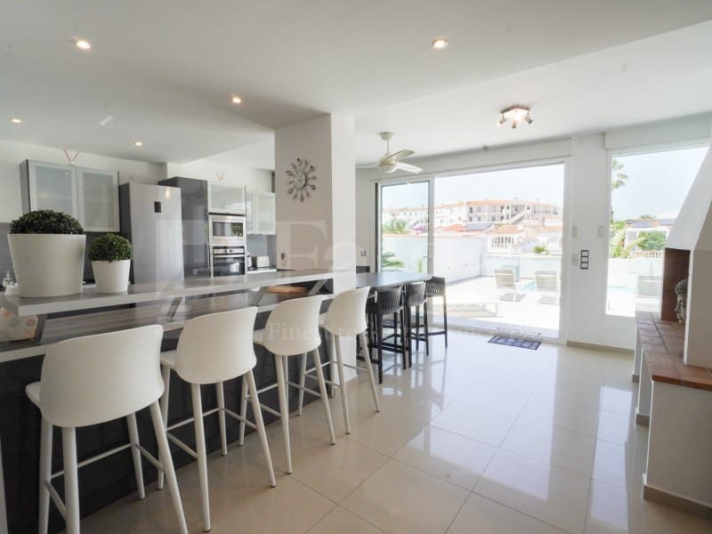 7 bedroom Villa for sale in Empuriabrava with garage - € 1,450,000 (Ref: 9929036)