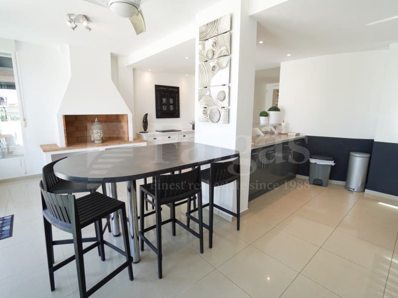 7 bedroom Villa for sale in Empuriabrava with garage - € 1,450,000 (Ref: 9929036)