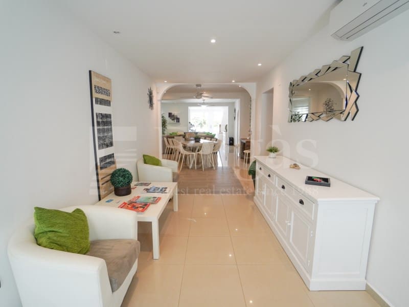 7 bedroom Villa for sale in Empuriabrava with garage - € 1,450,000 (Ref: 9929036)