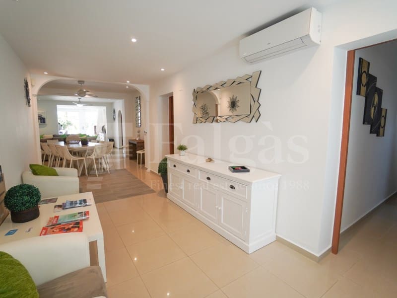 7 bedroom Villa for sale in Empuriabrava with garage - € 1,450,000 (Ref: 9929036)