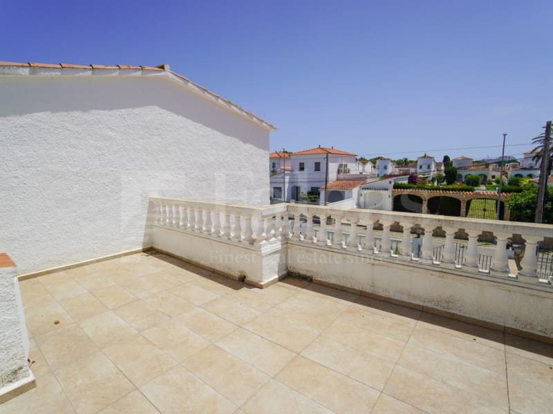 7 bedroom Villa for sale in Empuriabrava with garage - € 1,450,000 (Ref: 9929036)