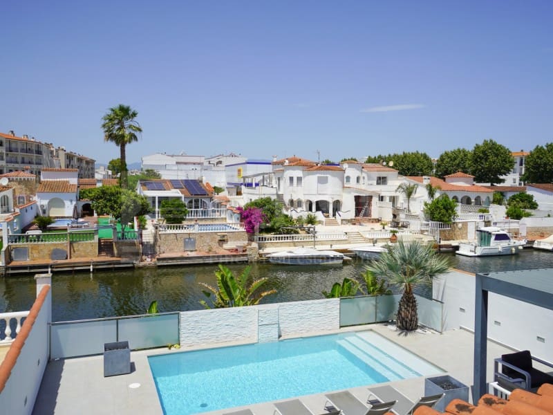 7 bedroom Villa for sale in Empuriabrava with garage - € 1,450,000 (Ref: 9929036)