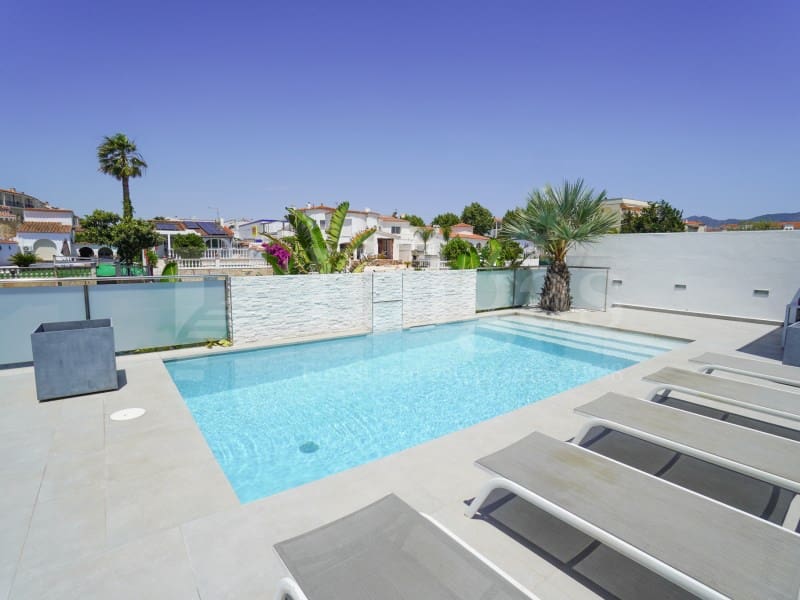 7 bedroom Villa for sale in Empuriabrava with garage - € 1,450,000 (Ref: 9929036)