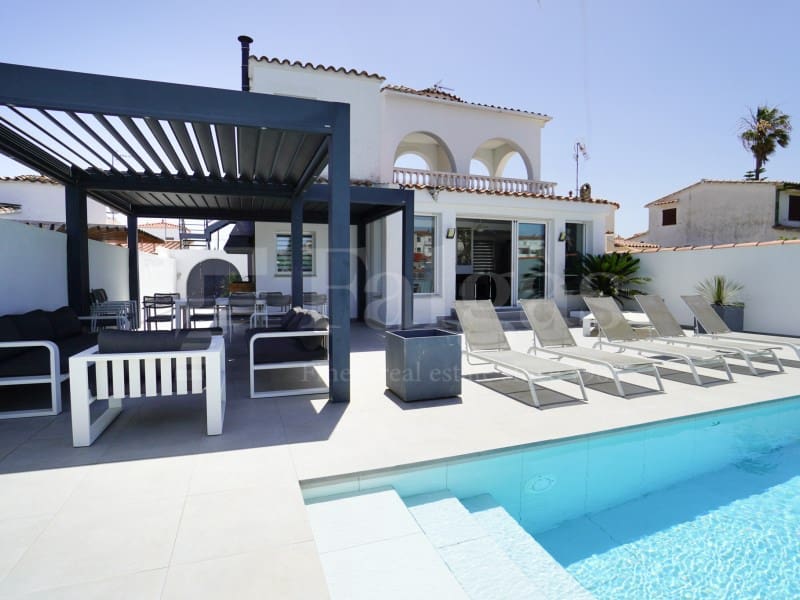 7 bedroom Villa for sale in Empuriabrava with garage - € 1,450,000 (Ref: 9929036)