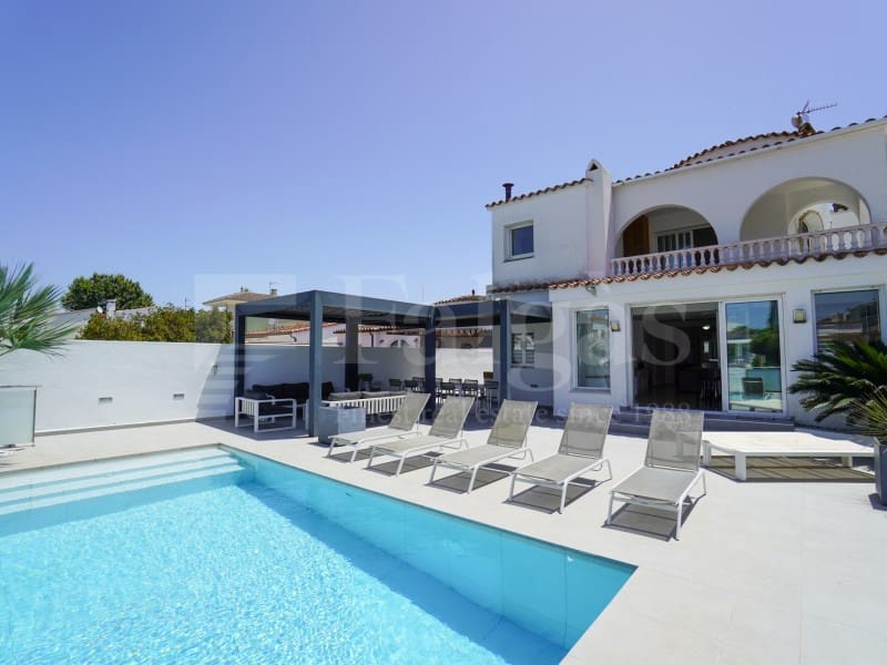 7 bedroom Villa for sale in Empuriabrava with garage - € 1,450,000 (Ref: 9929036)