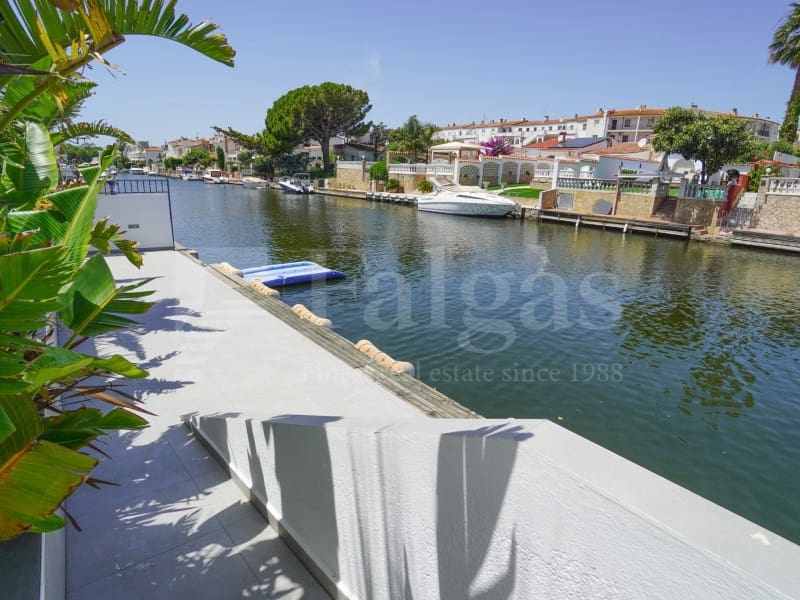 7 bedroom Villa for sale in Empuriabrava with garage - € 1,450,000 (Ref: 9929036)