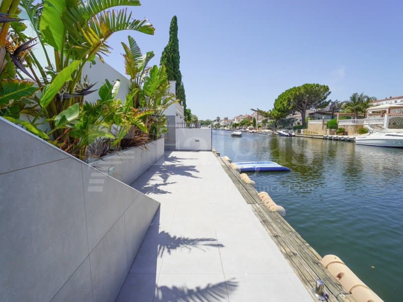 7 bedroom Villa for sale in Empuriabrava with garage - € 1,450,000 (Ref: 9929036)