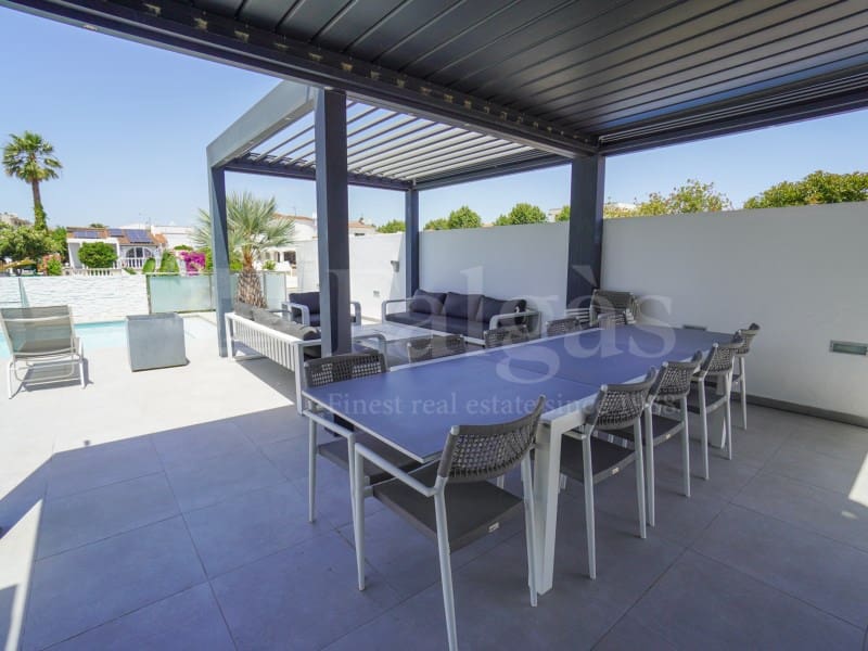 7 bedroom Villa for sale in Empuriabrava with garage - € 1,450,000 (Ref: 9929036)