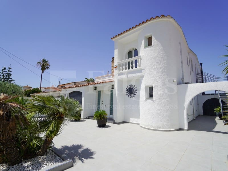 7 bedroom Villa for sale in Empuriabrava with garage - € 1,450,000 (Ref: 9929036)