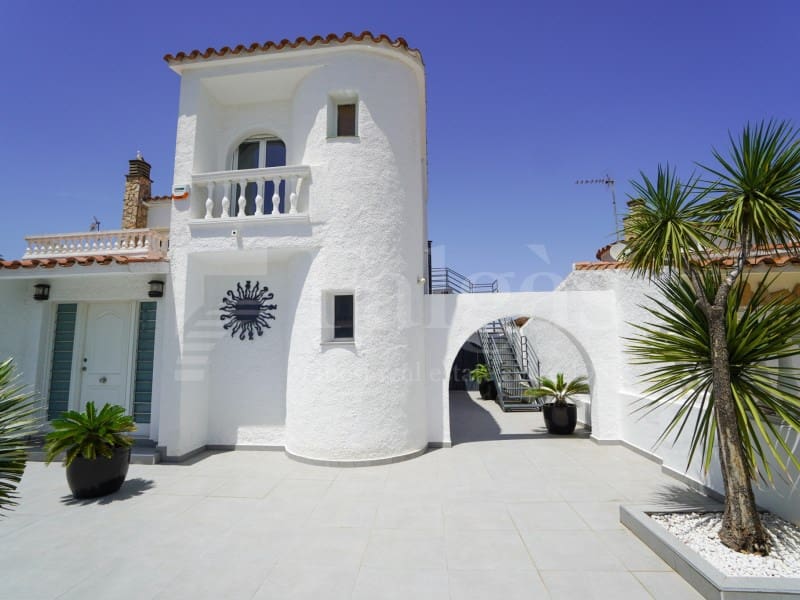 7 bedroom Villa for sale in Empuriabrava with garage - € 1,450,000 (Ref: 9929036)