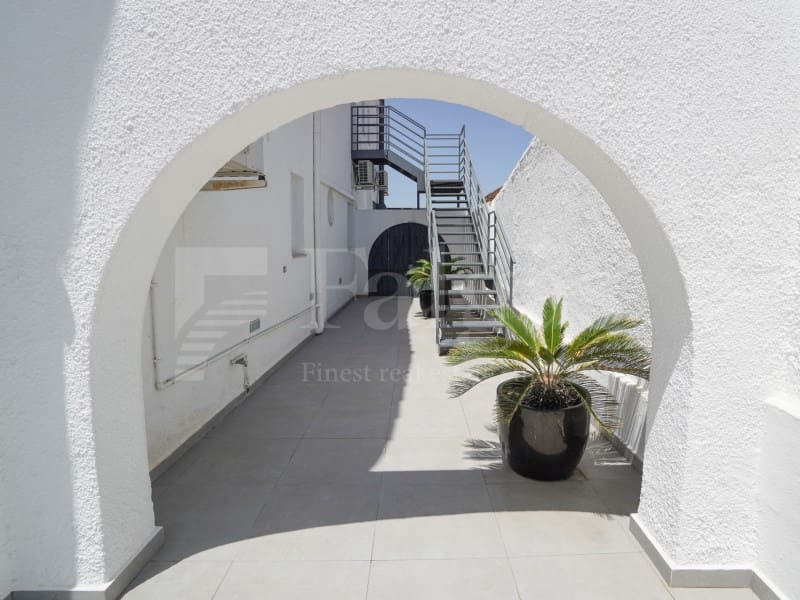 7 bedroom Villa for sale in Empuriabrava with garage - € 1,450,000 (Ref: 9929036)