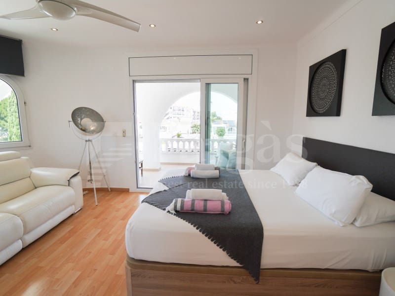 7 bedroom Villa for sale in Empuriabrava with garage - € 1,450,000 (Ref: 9929036)