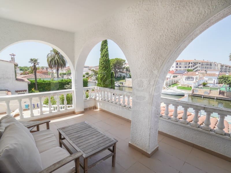 7 bedroom Villa for sale in Empuriabrava with garage - € 1,450,000 (Ref: 9929036)