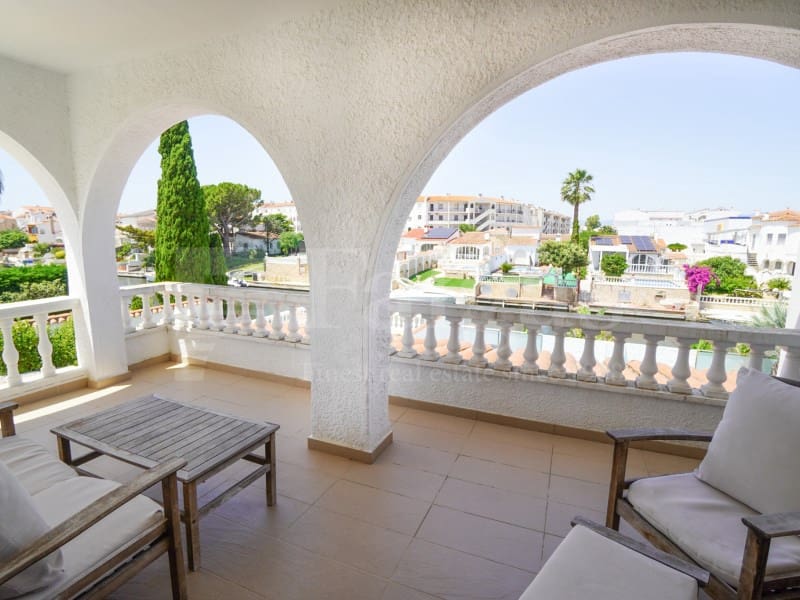 7 bedroom Villa for sale in Empuriabrava with garage - € 1,450,000 (Ref: 9929036)