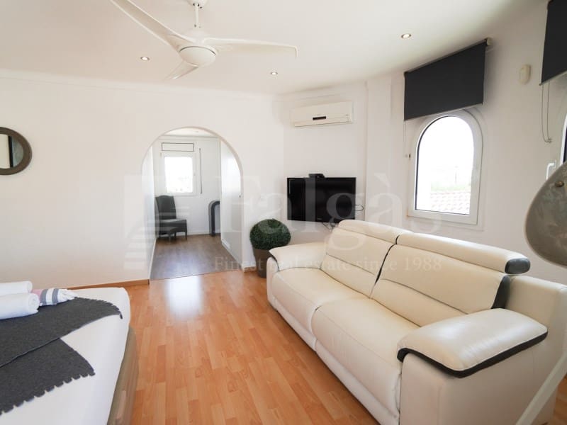 7 bedroom Villa for sale in Empuriabrava with garage - € 1,450,000 (Ref: 9929036)