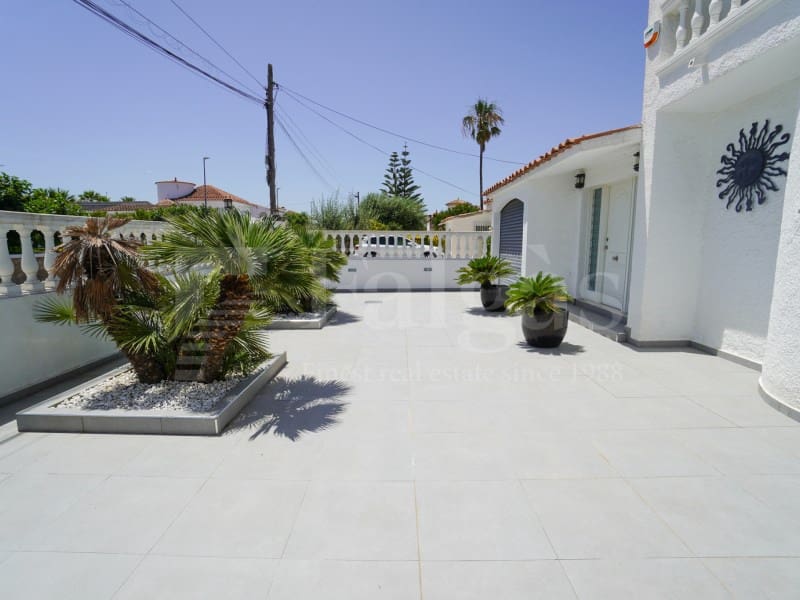 7 bedroom Villa for sale in Empuriabrava with garage - € 1,450,000 (Ref: 9929036)