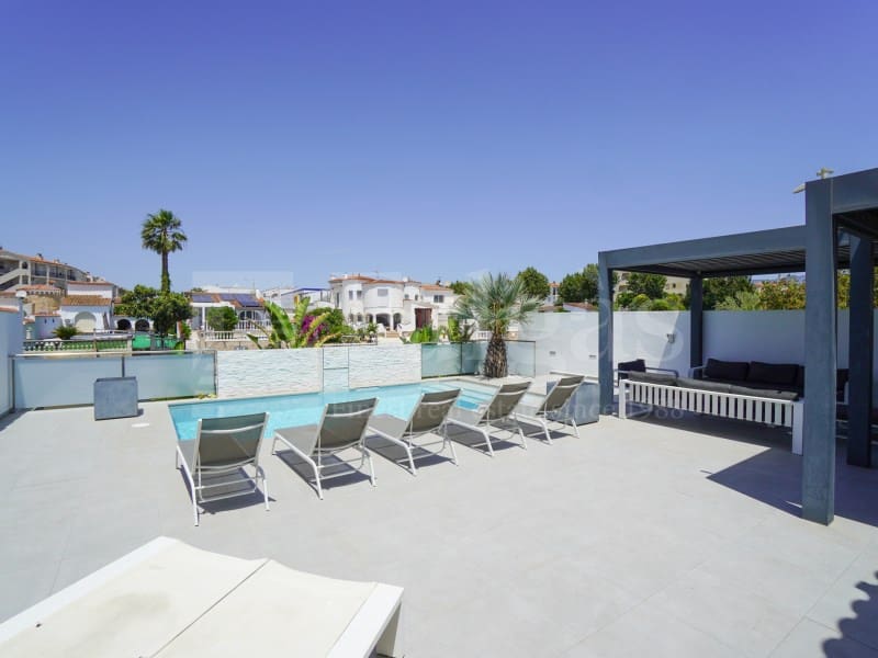 7 bedroom Villa for sale in Empuriabrava with garage - € 1,450,000 (Ref: 9929036)