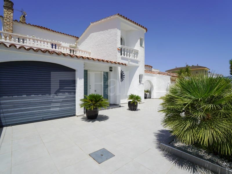 7 bedroom Villa for sale in Empuriabrava with garage - € 1,450,000 (Ref: 9929036)