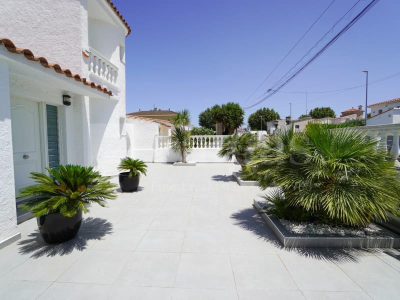 7 bedroom Villa for sale in Empuriabrava with garage - € 1,450,000 (Ref: 9929036)