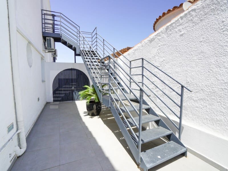 7 bedroom Villa for sale in Empuriabrava with garage - € 1,450,000 (Ref: 9929036)
