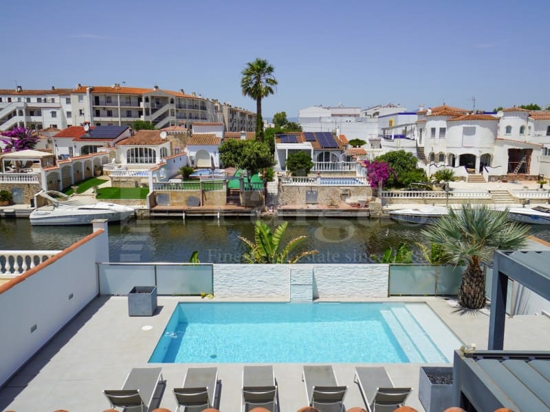 7 bedroom Villa for sale in Empuriabrava with garage - € 1,450,000 (Ref: 9929036)