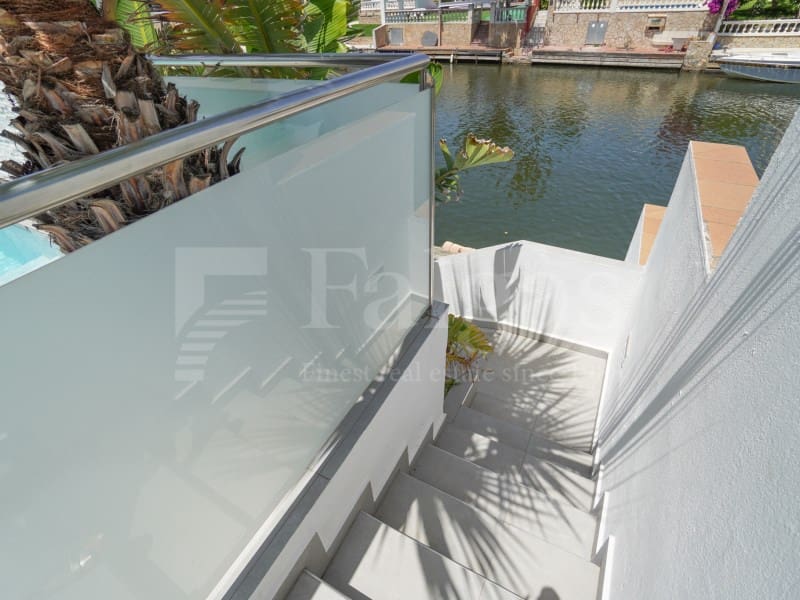 7 bedroom Villa for sale in Empuriabrava with garage - € 1,450,000 (Ref: 9929036)
