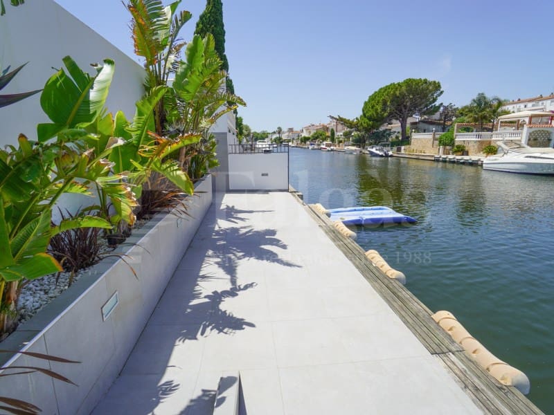 7 bedroom Villa for sale in Empuriabrava with garage - € 1,450,000 (Ref: 9929036)