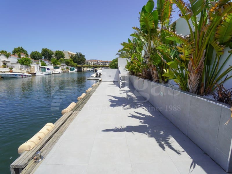 7 bedroom Villa for sale in Empuriabrava with garage - € 1,450,000 (Ref: 9929036)