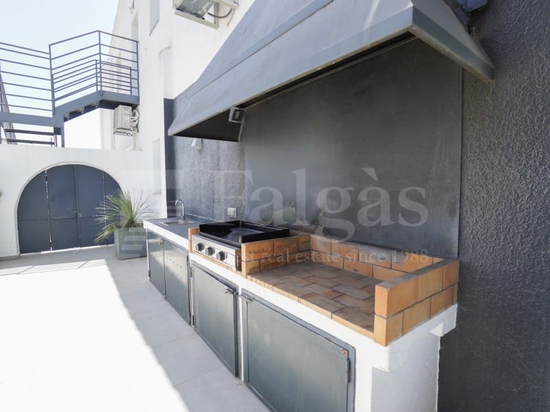 7 bedroom Villa for sale in Empuriabrava with garage - € 1,450,000 (Ref: 9929036)