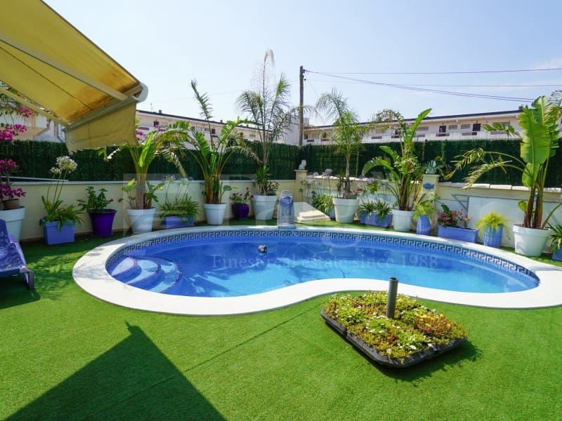 4 quarto Moradia para venda em Empuriabrava com piscina garagem - 525 000 € (Ref: 9957619)