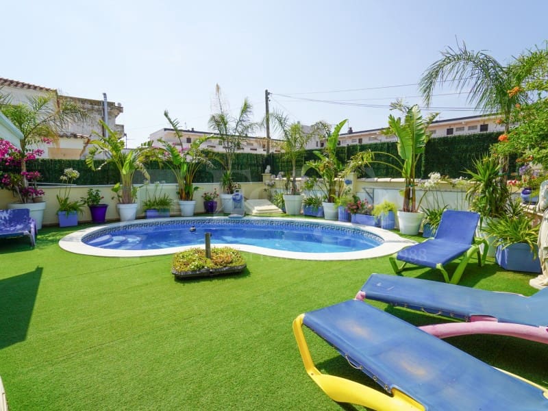 4 quarto Moradia para venda em Empuriabrava com piscina garagem - 525 000 € (Ref: 9957619)