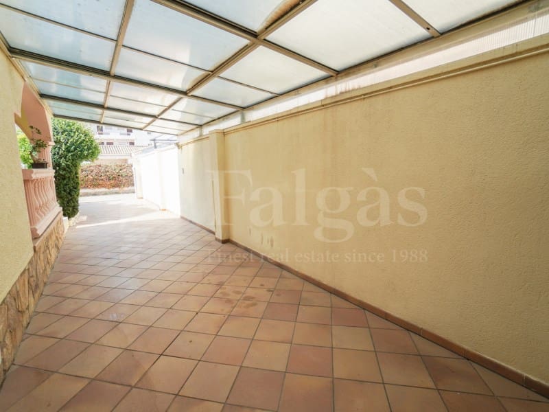 4 quarto Moradia para venda em Empuriabrava com piscina garagem - 525 000 € (Ref: 9957619)