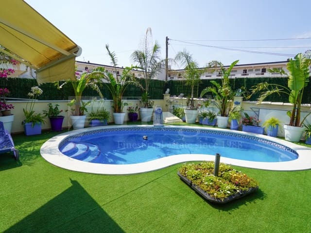 Chalet de 4 habitaciones en Empuriabrava, Castelló d'Empúries en venta con piscina garaje - 525.000 € (Ref: 9957619)