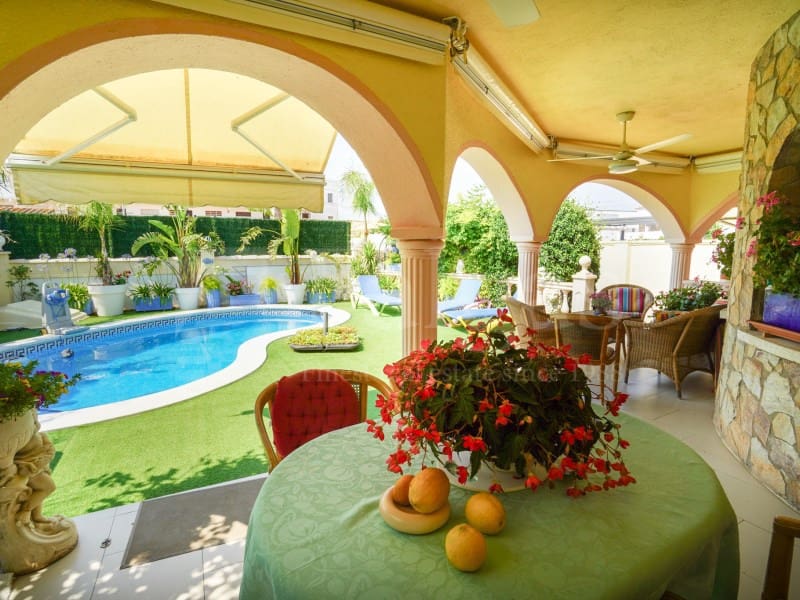 4 quarto Moradia para venda em Empuriabrava com piscina garagem - 525 000 € (Ref: 9957619)