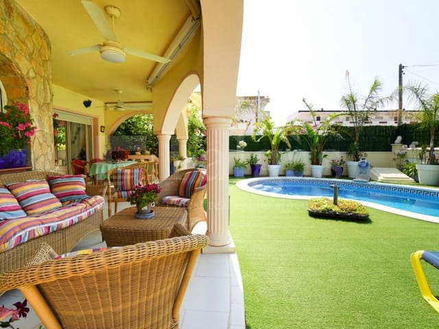 Chalet de 4 habitaciones en Empuriabrava, Castelló d'Empúries en venta con piscina garaje - 525.000 € (Ref: 9957619)