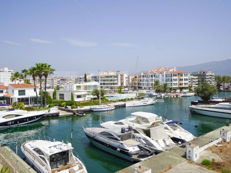 3 chambre Maison de Ville à vendre à Empuriabrava avec garage - 755 000 € (Ref: 9964961)