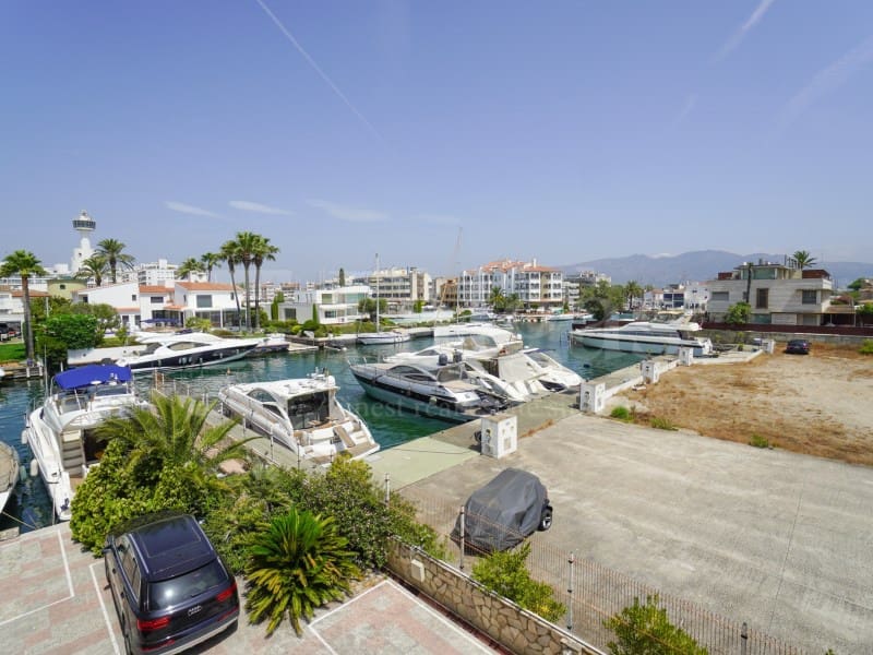 3 bedroom Townhouse for sale in Empuriabrava with garage - € 755,000 (Ref: 9972994)